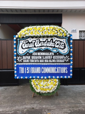 Papan Bunga Duka di Batu Meja